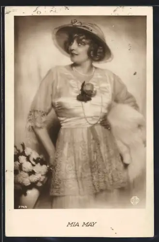 AK Schauspielerin Mia May im Spitzenkleid