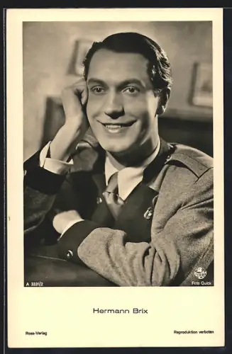 AK Schauspieler Hermann Brix, lächelnd mit abstützenden Arm
