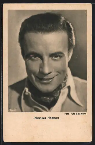 AK Schauspieler Johannes Heesters mit Schal in die Kamera lächelnd