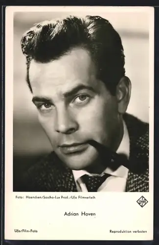 AK Schauspieler Adrian Hoven raucht eine Pfeife