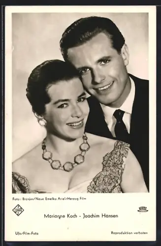AK Schauspieler Marianne Koch und Joachim Hansen in Abendkleidung
