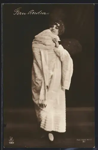 AK Schauspielerin Fern Andra im Pelzmantel