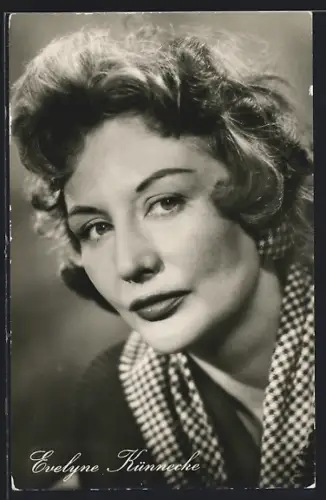 AK Schauspielerin Evelyne Künnecke im Portrait nach vorne blickend