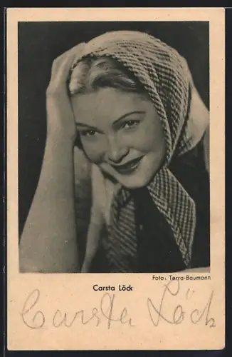 AK Schauspielerin Carsta Löck lächelnd mit Kopftuch porträtiert