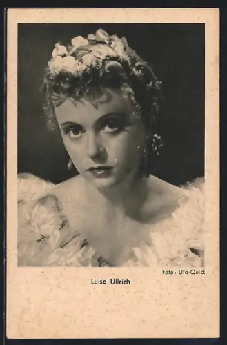 AK Schauspielerin Luise Ullrich im Kleid mit Blumen im Haar