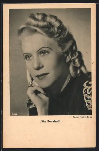 AK Schauspielerin Fita Benkhoff in nachdenklicher Pose