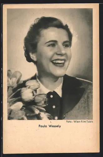 AK Schauspielerin Paula Wessely mit Tulpenstrauss