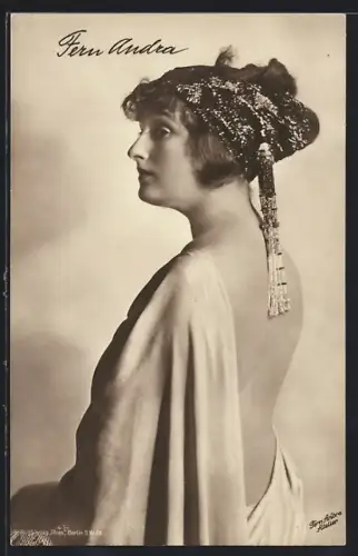 AK Schauspielerin Fern Andra im schulterfreien Kleid