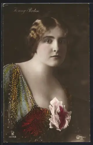 AK Schauspielerin Henny Porten mit Ansteckblume