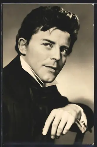 AK Schauspieler Gèrard Philipe in dem Film Rot und Schwarz