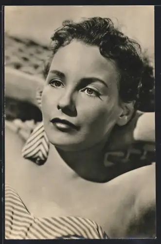 AK Schauspielerin Christina Huth im gestreiftem Kleid