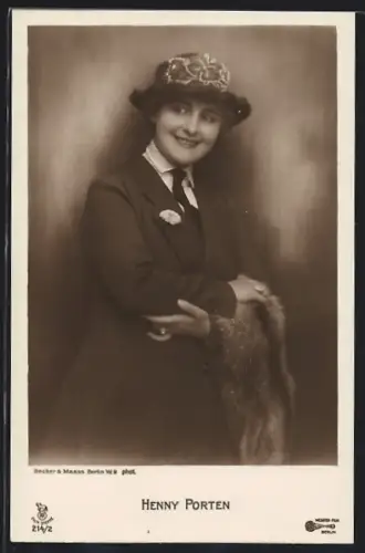 AK Schauspielerin Henny Porten in einer Uniform mit Pelz in der Hand