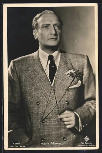 AK Schauspieler Hans Albers, mit Blumen am Revers