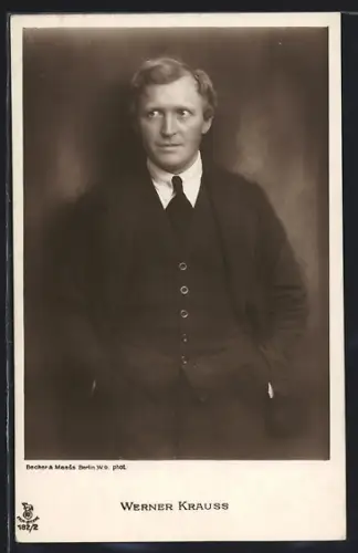 AK Schauspieler Werner Krauss im Anzug mit Händen in den Hosentaschen und ernstem Blick