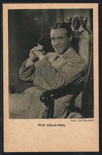 AK Schauspieler Wolf Albach-Retty im Stuhl sitzend mit Zigarette porträtiert