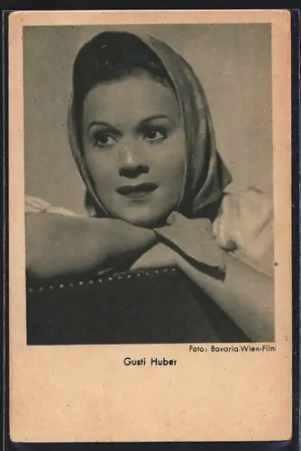 AK Schauspielerin Gusti Huber mit Kopftuch