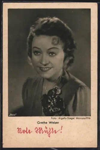 AK Schauspielerin Grethe Weiser mit grosser Ansteckblume am Kleid