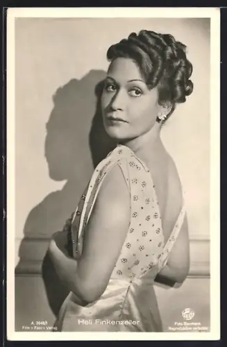 AK Schauspielerin Heli Finkenzeller über Schulter posierend