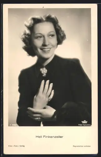 AK Schauspielerin Heli Finkenzeller im fröhlich lächelnd
