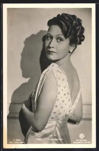 AK Schauspielerin Heli Finkenzeller über Schulter posierend