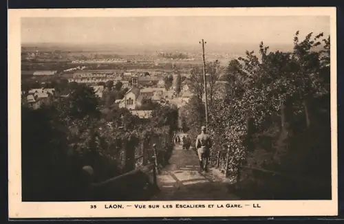AK Laon, Vue sur les Escaliers et la Gare