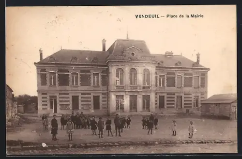 AK Vendeuil, Place de la Mairie