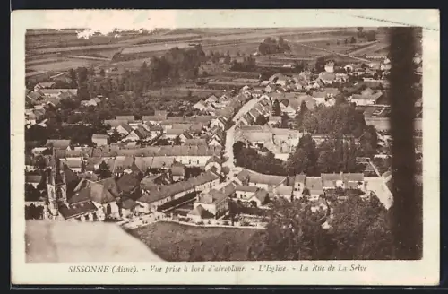 AK Sissonne /Aisne, Vue prise à bord d`aéroplane, L`Eglise et la Rue de la Selve