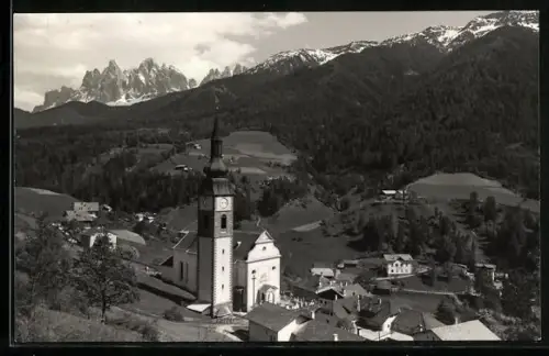 AK St. Peter /Villnöss, Ortsansicht mit Kirche vom Berghang aus