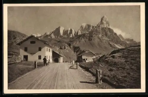 AK Rollepass, Strassenpartie mit Gebäuden, Cimon della Pala, Vezzana und Cima dei Burdoni