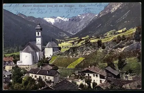 AK Gossensass a. Brenner, Kirchpartie mit Blick zum Gebirge