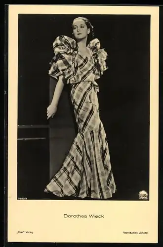 AK Schauspielerin Dorothea Wieck im karierten Abendkleid
