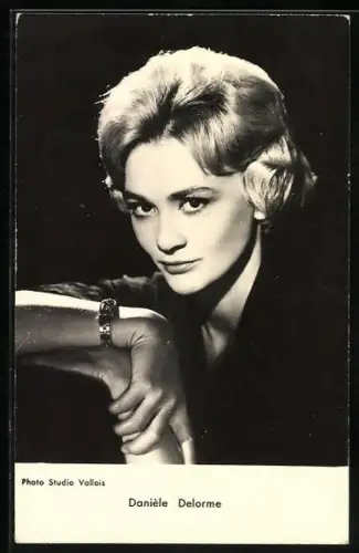 AK Schauspielerin Daniele Delorme in dunkler Kleidung mit aufgelegtem Arm