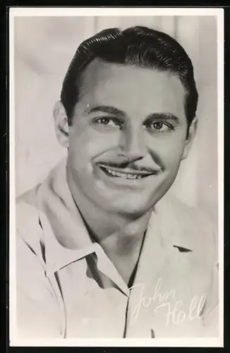 AK Schauspieler John Hall im Hemd zur Seite lächelnd