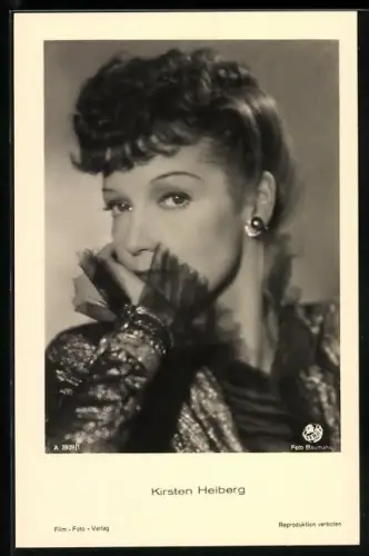 AK Schauspielerin Kirsten Heiberg mit aufgestütztem Kopf