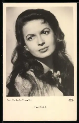 AK Schauspielerin Eva Bartok über Schulter schauend