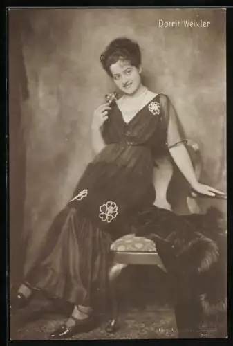 AK Schauspielerin Dorrit Weixler im Kostüm einer Filmrolle