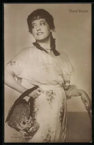 AK Schauspielerin Dorrit Weixler blickt lächelnd über die Schulter