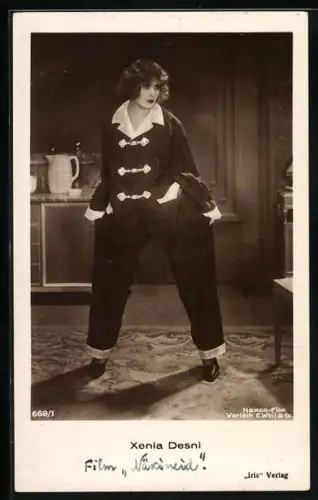 AK Schauspielerin Xenia Desni in einem Filmkostüm mit weiten Hosen