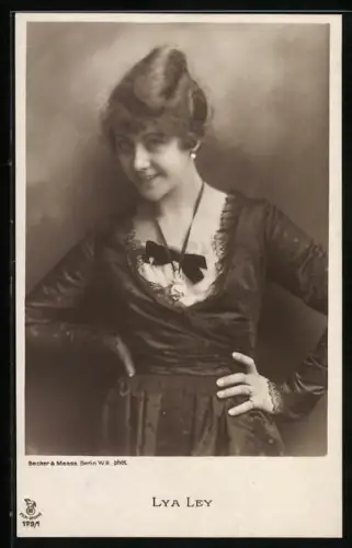 AK Schauspielerin Lya Ley im Kleid porträtiert