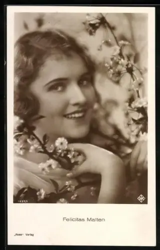 AK Schauspielerin Felicitas Malten an einem blühenden Baum