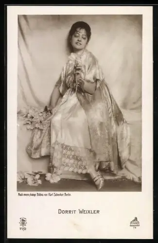 AK Schauspielerin Dorrit Weixler blickt sinnlich auf eine Blume