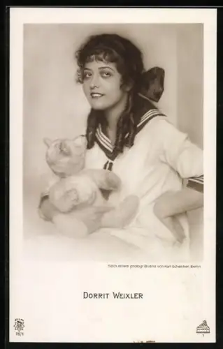 AK Schauspielerin Dorrit Weixler mit einem Teddy im Arm
