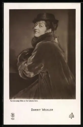 AK Schauspielerin Dorrit Weixler blickt lächelnd über die Schulter