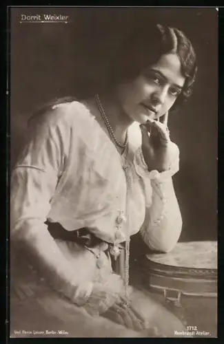 AK Schauspielerin Dorrit Weixler verführerisch mit elegantem Halsschmuck