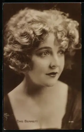 AK Schauspielerin Enid Bennett blickt mit grossen Augen in die Ferne