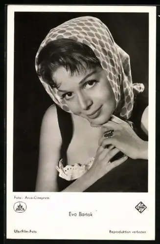 AK Schauspielerin Eva Bartok mit Halstuch posierend
