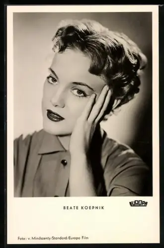 AK Schauspielerin Beate Koepnik mit sinnlichem Blick