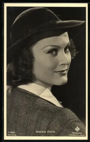 AK Schauspielerin Marika Rökk mit tollem Hut über ihre Schulter blickend