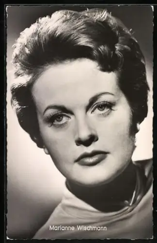 AK Schauspielerin Marianne Wischmann ernst in die Kamera blickend