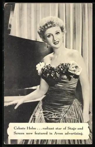 AK Schauspielerin Celeste Holm im schulterfreien Abendkleid am Klavier stehend